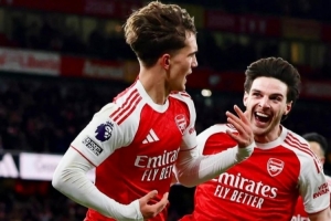 赖斯社媒晒照庆祝胜利：战斗到底，下周二酋长球场见！