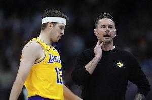 雷迪克谈小里最后1+2：球员已在更衣室调侃我了 小里做出正确选择