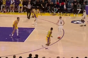 兄弟，你搞偷袭？东契奇和八村塁保护篮板 被后者不慎击中要害