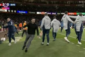 high翻了！道曼进球后阿尔特塔激情庆祝，狂奔高高跃起挥拳