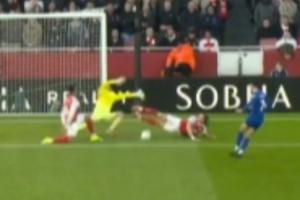 这是什么动作？麦克尼尔门前补射，倒地的卡拉菲奥里贡献极限封堵