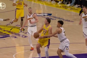 你犯规我就投！东契奇传球瞬间改投篮造成杀伤 随后2罚1中