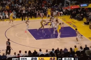 穷追猛打！里夫斯单挑穆雷 点飞防守打板命中助湖人领先16分打停