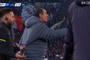 补时时间已过，场边萨里被主裁判出示红牌