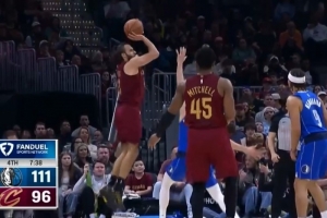 手感无解！斯特鲁斯连续2记顶投三分根本拦不住 助骑士止血！