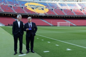 丰特败选后与拉波尔塔拥抱：巴萨万岁，加泰万岁，去赢下欧冠吧