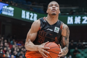 邱彪：小外援约翰逊刚来 现在也就是恢复了50% 他很努力 也在适应