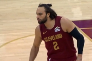 赛季首秀太猛了吧！骑士全队做球 斯特鲁斯连中2记三分不辱使命！