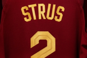 将迎来赛季首秀！骑士晒出斯特鲁斯球衣照：重回球场！
