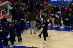 哈哈哈有点逗！暂停期间马克西手痒难耐试图勾手 表情稍显夸张