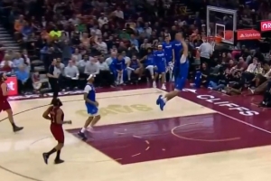 终于秀一个！骑士失误被打反击 弗拉格快下1打0双手滑翔暴扣！