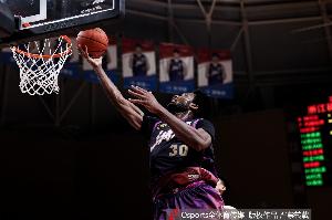 压制克里斯！达米安·琼斯15中8拿下22分10板2助1断2帽