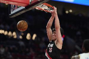 媒体人：面对跟自己身材差不多的中锋时 杨瀚森欠缺稳定性&强硬度