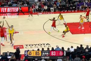 被包夹懵了！杜兰特中场线附近躲包夹 踩线回场违例了 个人6失误