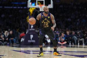 詹姆斯：打完掘金后坐飞机来休斯敦 有点累 昨晚睡了9个半小时