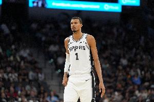 卢：文班2米29能做到后卫能做的大部分事情 这就会让你非常难办