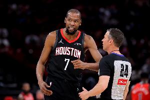 失误比进球两倍还多！火箭第四节16投4中 出现9次失误