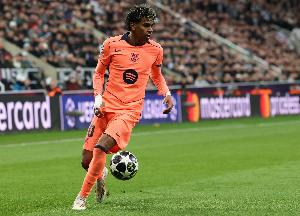 对阵塞维利亚轮休，亚马尔替补席上与队友开玩笑：这些人都是内鬼