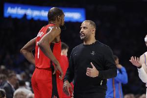 记者：湖人防守大部分时间只能吓唬人 但火箭没突破手&内线威胁