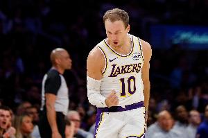 湖人自媒体；湖人今夏有意续约卢克·肯纳德 认为他很适合东里