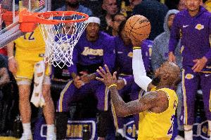 詹姆斯：在当前生涯阶段 有时完成隔扣和空接扣篮也让我自己惊讶