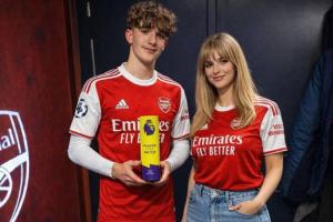 一度骗过AI！16岁道曼与母亲合影外网爆火？查证为假，是AI生成