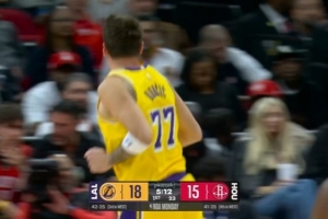 持续输出！东契奇外线开火三分还有 内外开花已独得12分