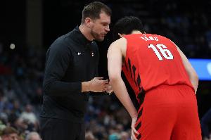 媒体人：开拓者连客背靠背首发末节在场 杨瀚森多亏不在不然吐血