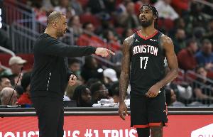 近八场三分25中1！火媒：还记得当初有人说伊森值3000万年薪