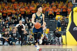 憋坏了！徐杰7中5高效拿下13分1板4助 次节剩4分钟才获登场机会
