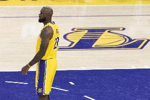 出手不多！詹姆斯半场4中2得4分2板2助 隔扣小贾亮眼