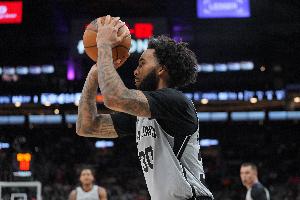 积极性拉满！朱利安·尚帕尼连续拼下前场篮板 最终补篮得手