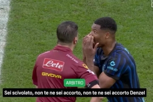 转播方：裁判跟邓弗里斯说他滑倒，安抚说国米还有10分钟去赢比赛