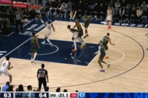 满脑子都是戈贝尔？杰伦·格林突入内线方圆一米没人 空篮没上进