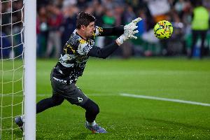 记者：库尔图瓦热身时就已经受伤，上半场一直忍痛作战