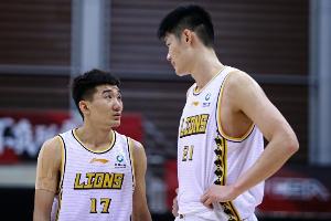 孙铭徽的脚伤还在康复当中 预计要常规赛末段才能伤愈