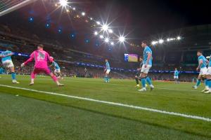 B席门线解围疑似手球，VAR介入