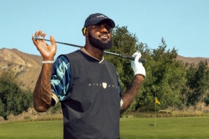 尽情挥杆！詹姆斯晒打高尔夫广告 宣传Beats与耐克联名耳机