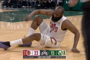 裁判就在眼前！哈登三分命中后踩到希姆斯脚上 没有加罚