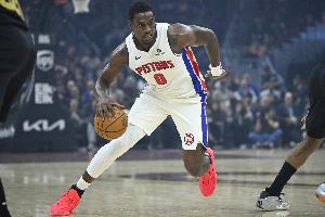 全明星中锋！杜伦半场7中5轻松砍下15分8篮板 其中4个前场篮板