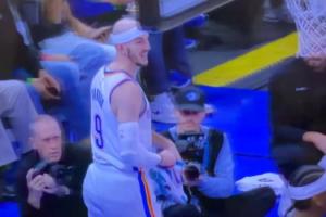 纯属本能反应！卡鲁索捡鞋赶紧防守 “鞋”防后自己都笑了！