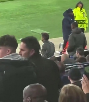 第十二人！姆巴佩从看台来到场边，和主裁判说B席手球