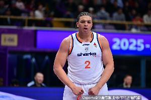 这不得来个三双？洛夫顿半场5中3拿下11分6板7助1断