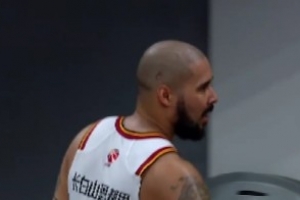 各种果冻上篮！摩尔半场8中7高效拿下19分3板5助