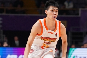 慢慢积累经验！庞峥麟12中5&三分5中1拿到14分2板3助 有3失误