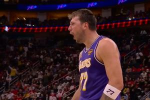 Boom！东契奇单打小贾！补一炮！超远三分轰死比赛！