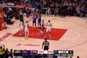 君临天下！詹姆斯几乎平筐的空接炸扣！炸出满场惊叹！