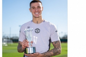 舍什科当选PFA球迷票选英超2月最佳球员，曼联官方晒领奖照祝贺