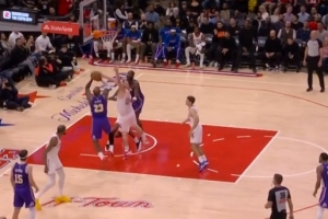 炉火纯青！詹姆斯持球单打 漂移后仰中投高难度命中