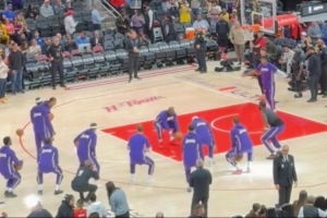 还挺逗！老詹主call湖人赛前仪式 一个没进但节目效果拉满